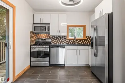 Photo 2 of 11230 75 AV NW