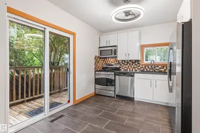 Photo 4 of 11230 75 AV NW