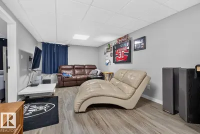 Photo 4 of 15711 84 AV NW