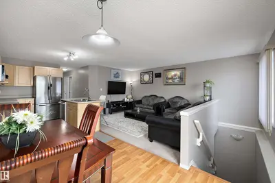 Photo 4 of 3114 32 AV NW