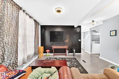 Photo 2 of 11908 77 ST NW