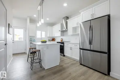 Photo 4 of 231 157 AV NE
