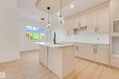 Photo 3 of 1731 46 STREET SW