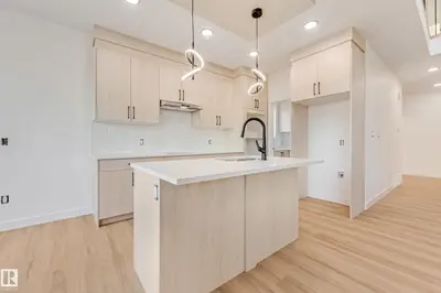 Photo 4 of 1731 46 STREET SW