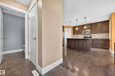 Photo 4 of 2904 19 AV NW