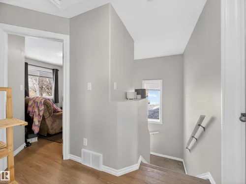 11933 77 ST NW
