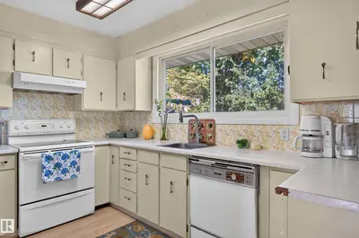 Photo 2 of 13636 122 AV NW