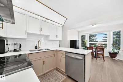 Photo 2 of 4424 33 ST NW