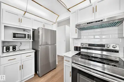 Photo 4 of 4424 33 ST NW