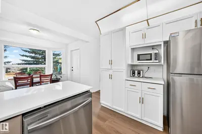 Photo 3 of 4424 33 ST NW