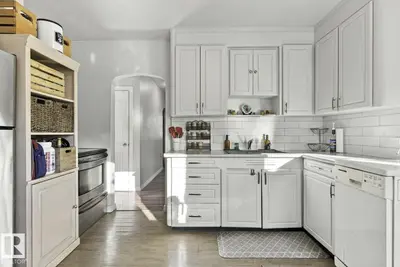 Photo 4 of 11928 127 ST NW