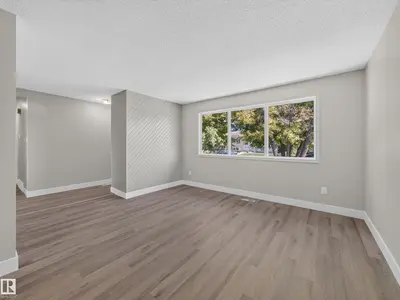 Photo 4 of 15124 88A ST NW
