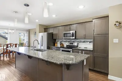 Photo 4 of 16012 11 AV SW SW