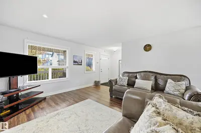 Photo 3 of 16012 11 AV SW SW