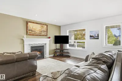 Photo 2 of 16012 11 AV SW SW