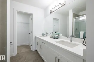 Photo 4 of 555 172 AV NE