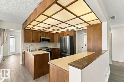 Photo 4 of 3807 36 AV NW