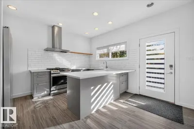 Photo 3 of #1 14315 STONY PLAIN RD NW