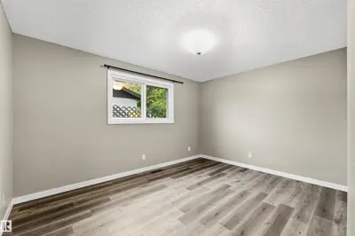 Photo 4 of 3927 22 AV NW