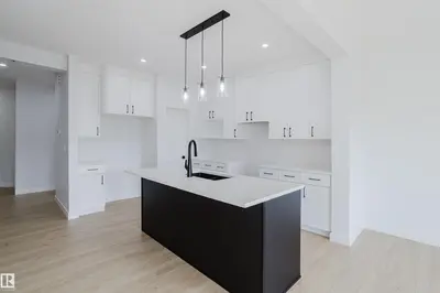 Photo 4 of 6215 29 AV SW