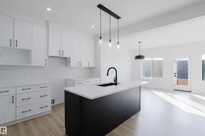 Photo 2 of 6215 29 AV SW