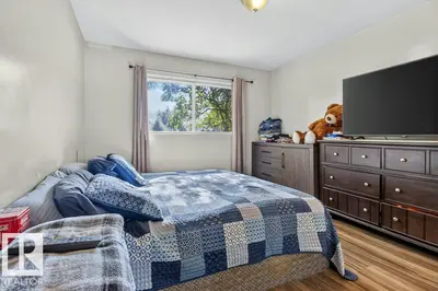 Photo 3 of 3829 110 AV NW