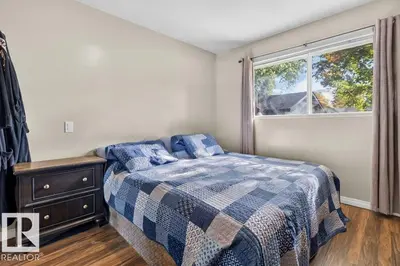 Photo 4 of 3829 110 AV NW