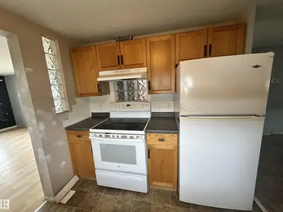 Photo 3 of #9 5220 44Av