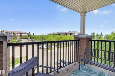 Photo 4 of #302 3715 WHITELAW LN NW