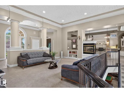 60 KINGSBURY CR
