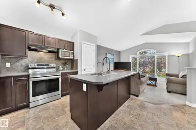 Photo 4 of 21211 59 AV NW