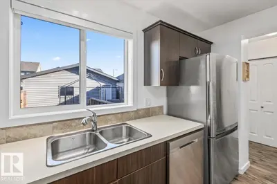 Photo 3 of 3122 ARTHURS CR SW