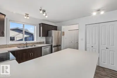 Photo 4 of 3122 ARTHURS CR SW