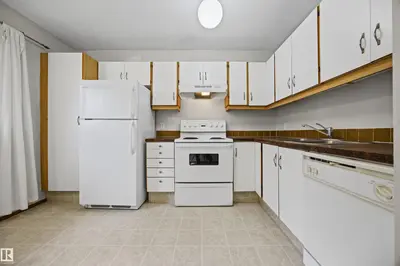 Photo 4 of 2744 105 ST NW