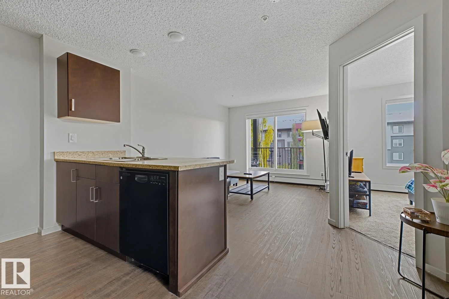 #303 5521 7 AV SW, Edmonton