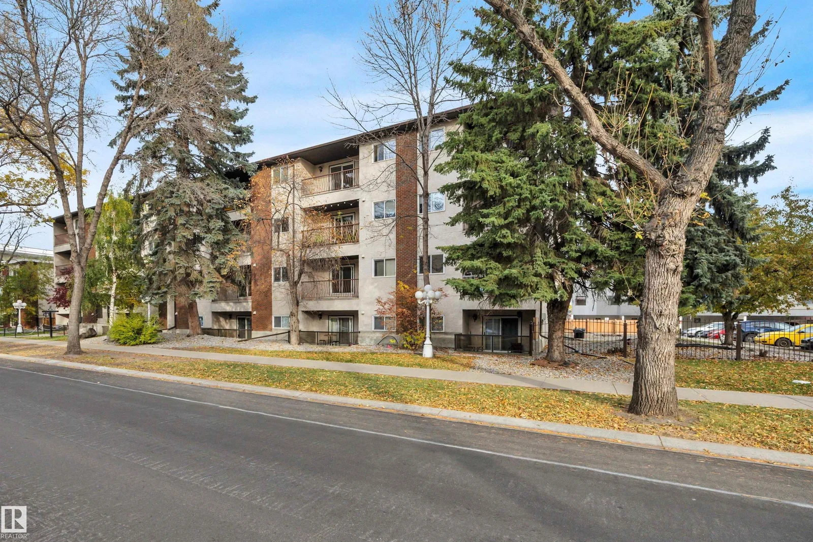 #006 10520 80 AV NW, Edmonton