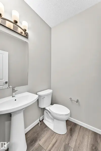Photo 4 of 315 35 AV NW