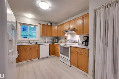 Photo 2 of 3929 25 AV NW