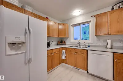 Photo 3 of 3929 25 AV NW